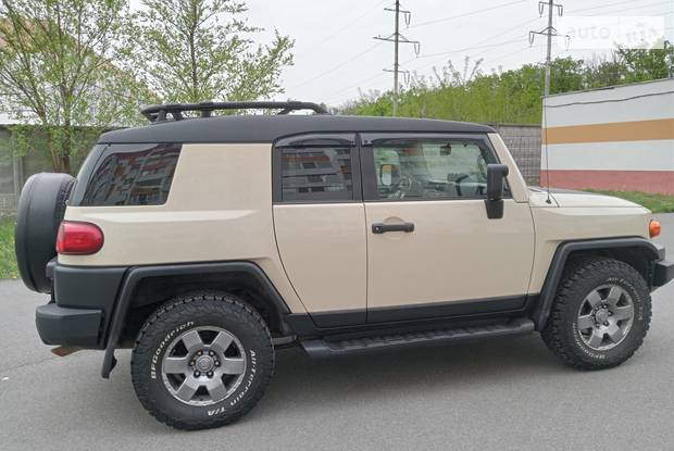 toyota_fj-cruiser__548663339-