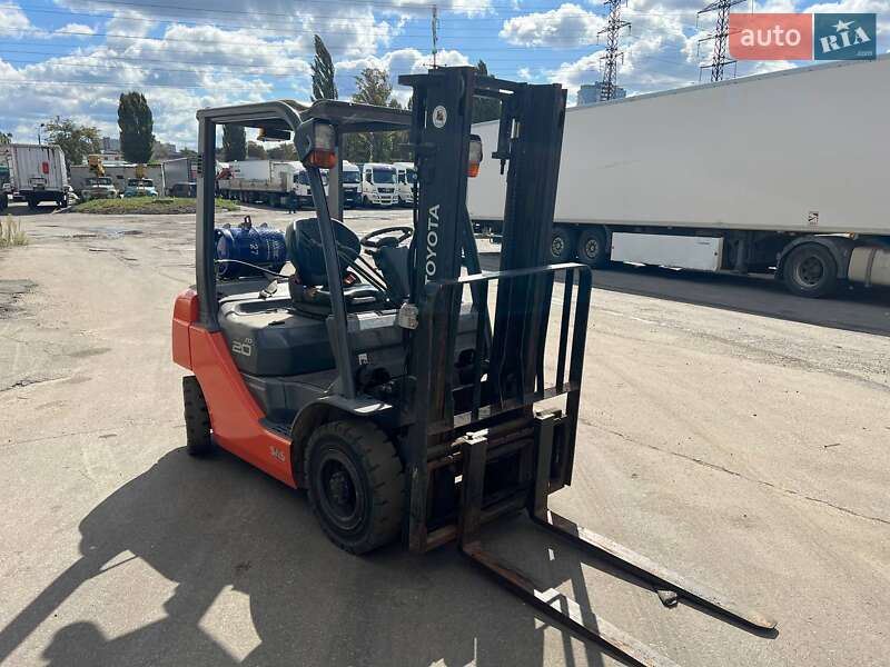 Вилочный погрузчик Toyota 02-8FGF20 2015 в Киеве