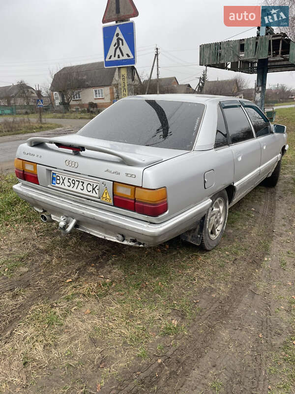 Седан Audi 100 1982 в Деражне