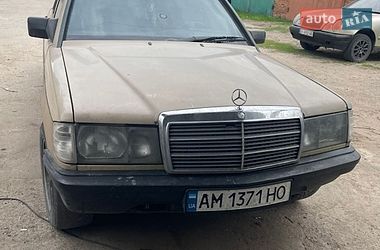 Седан Mercedes-Benz 190 1986 в Романіву