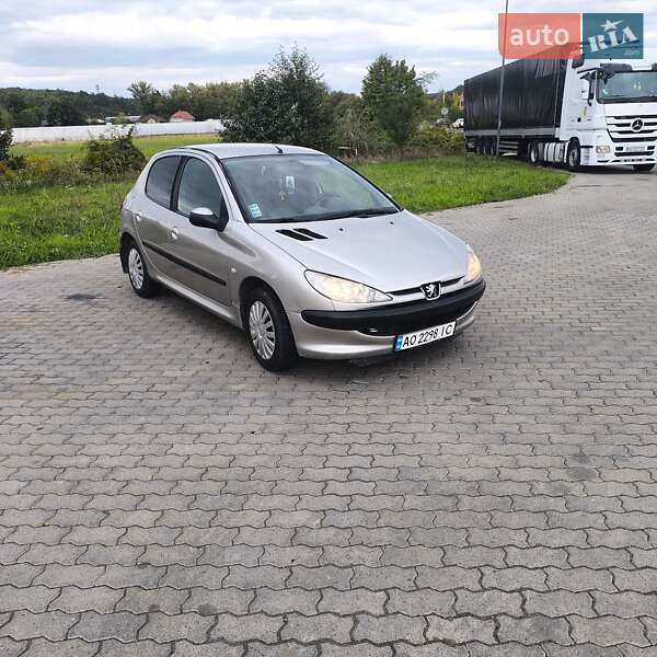 Хэтчбек Peugeot 206 2004 в Виноградове