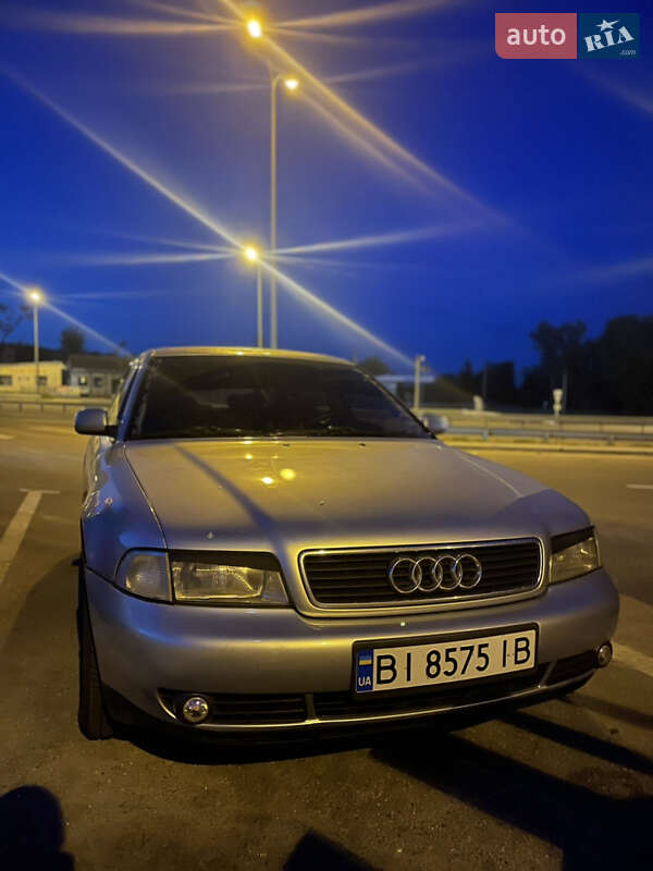Седан Audi A4 1997 в Хороле