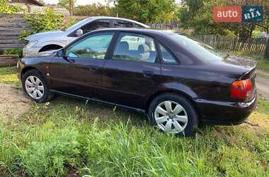 Седан Audi A4 1996 в Десні
