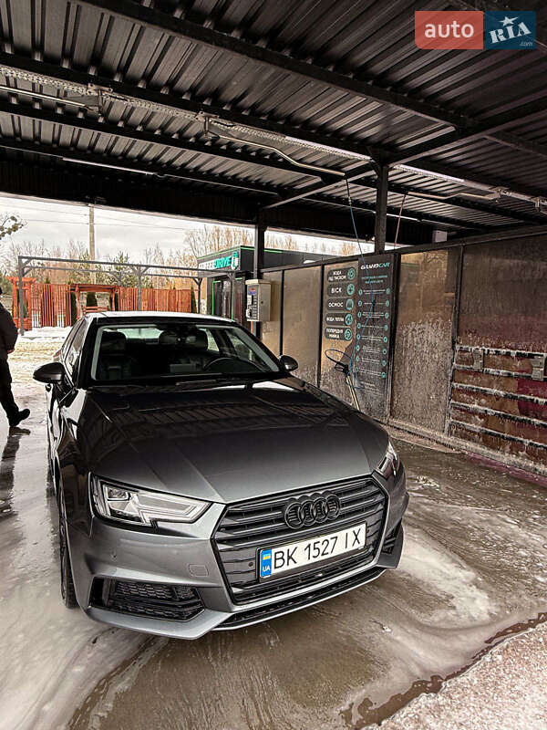 Седан Audi A4 2017 в Киеве