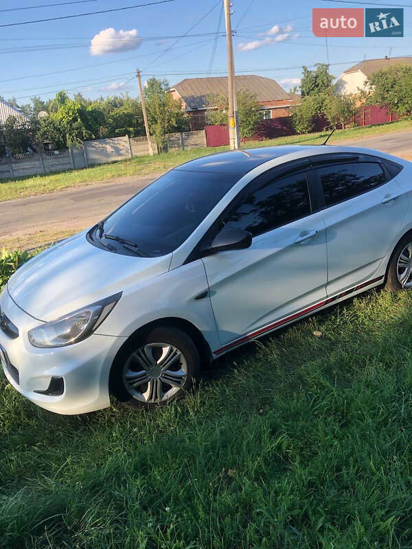 Седан Hyundai Accent 2012 в Ромнах