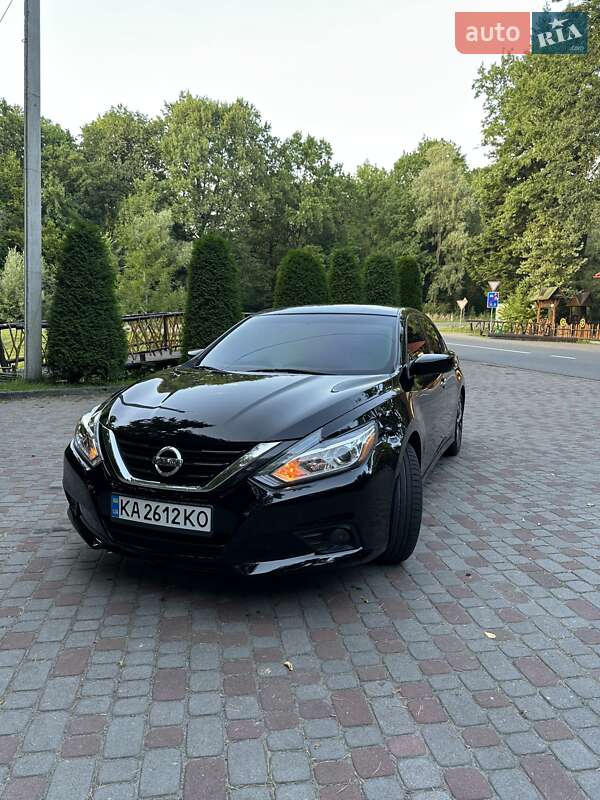 Седан Nissan Altima 2017 в Львове