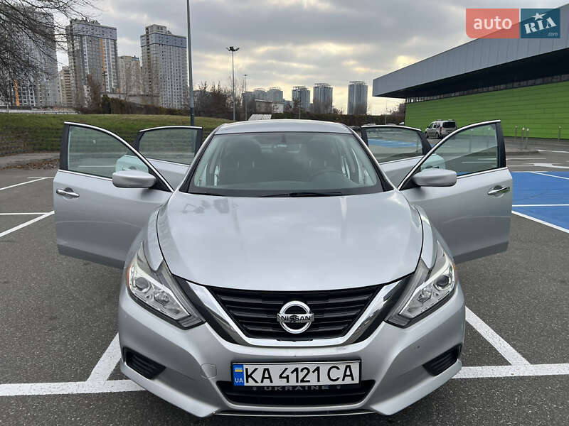 Седан Nissan Altima 2016 в Киеве