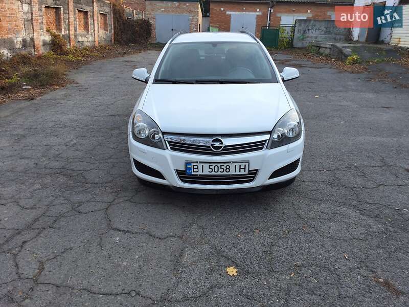 Универсал Opel Astra 2011 в Хороле