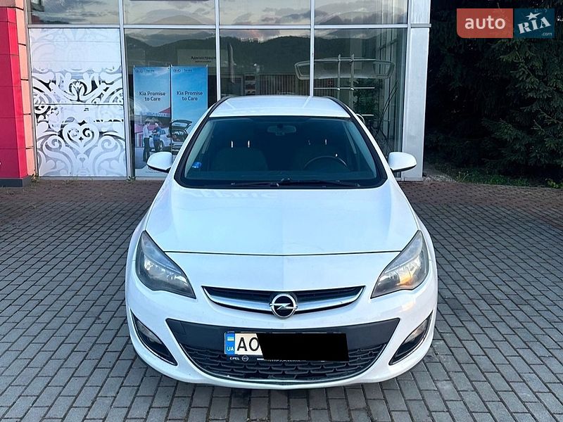 Универсал Opel Astra 2014 в Хусте