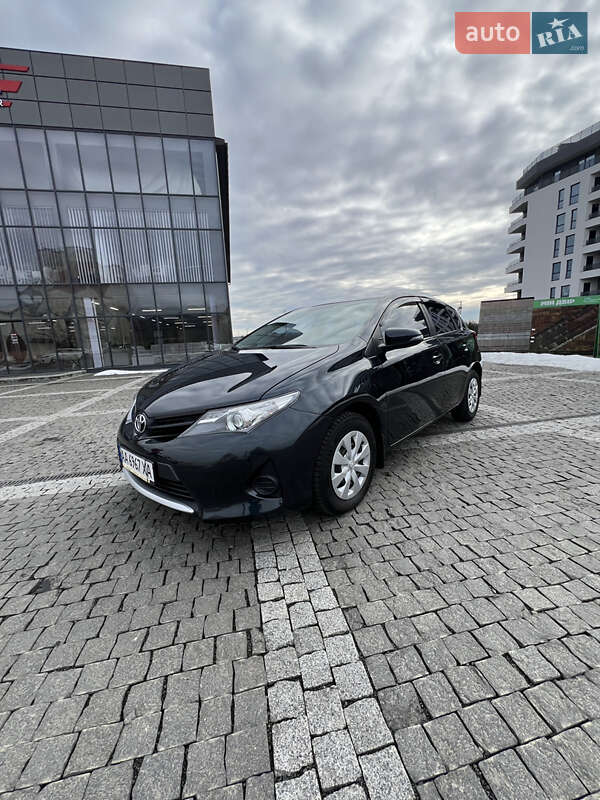 Хэтчбек Toyota Auris 2013 в Хусте