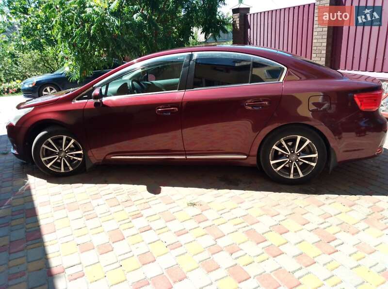 Седан Toyota Avensis 2012 в Карловке