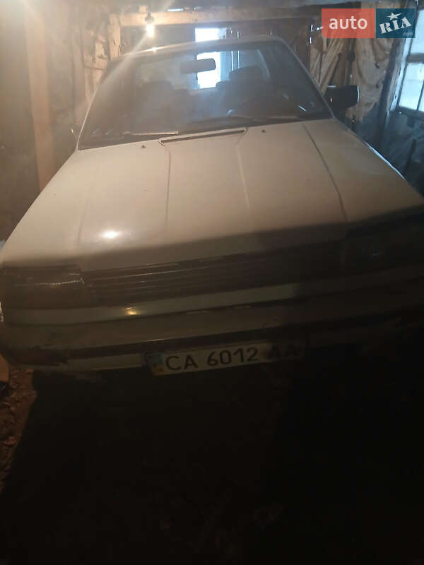 Седан Nissan Bluebird 1988 в Монастырище