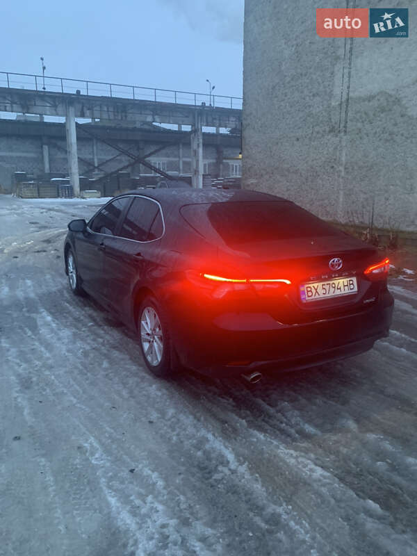 Седан Toyota Camry 2022 в Хмельницком