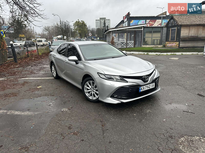 Седан Toyota Camry 2018 в Киеве