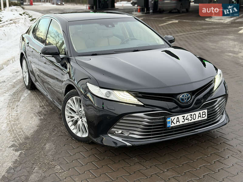 Седан Toyota Camry 2019 в Киеве
