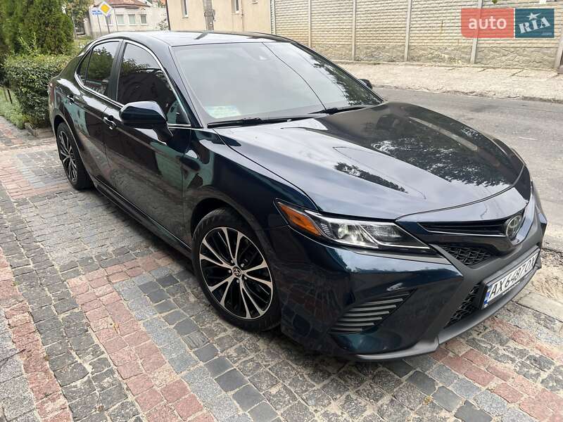 Седан Toyota Camry 2020 в Харькове