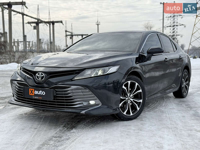 Седан Toyota Camry 2018 в Днепре Седан Toyota Camry 2018 в Днепре