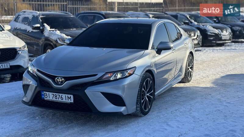 Седан Toyota Camry 2018 в Полтаве