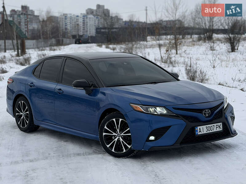 Седан Toyota Camry 2017 в Чернигове