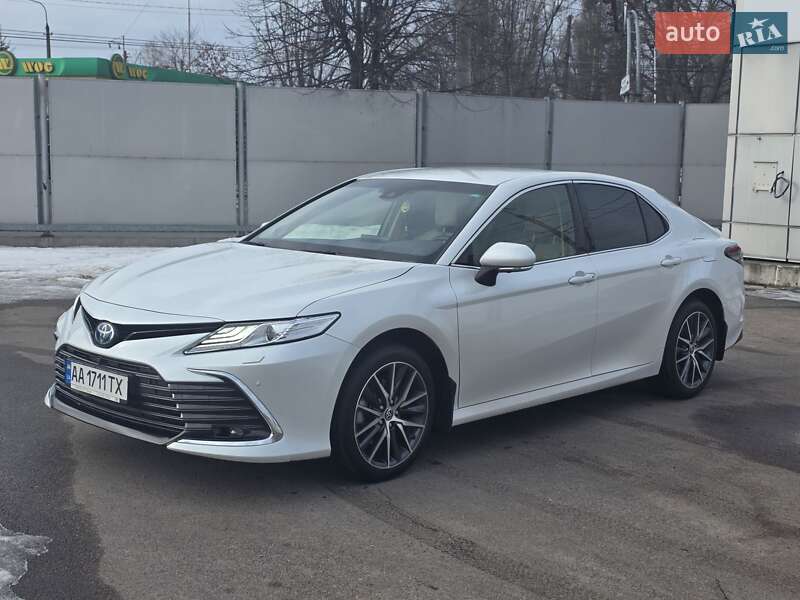 Седан Toyota Camry 2023 в Києві