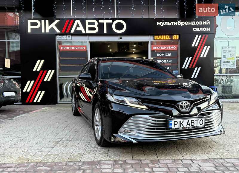 Седан Toyota Camry 2019 в Львове