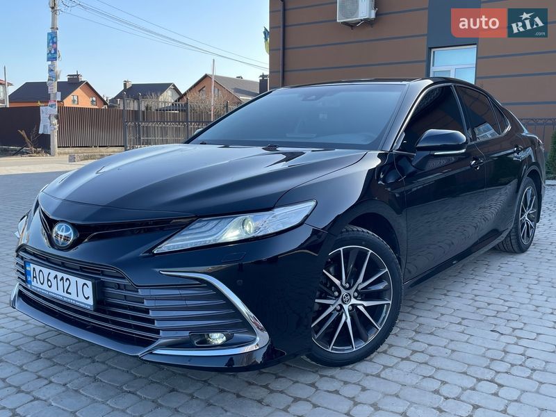 Седан Toyota Camry 2023 в Виннице