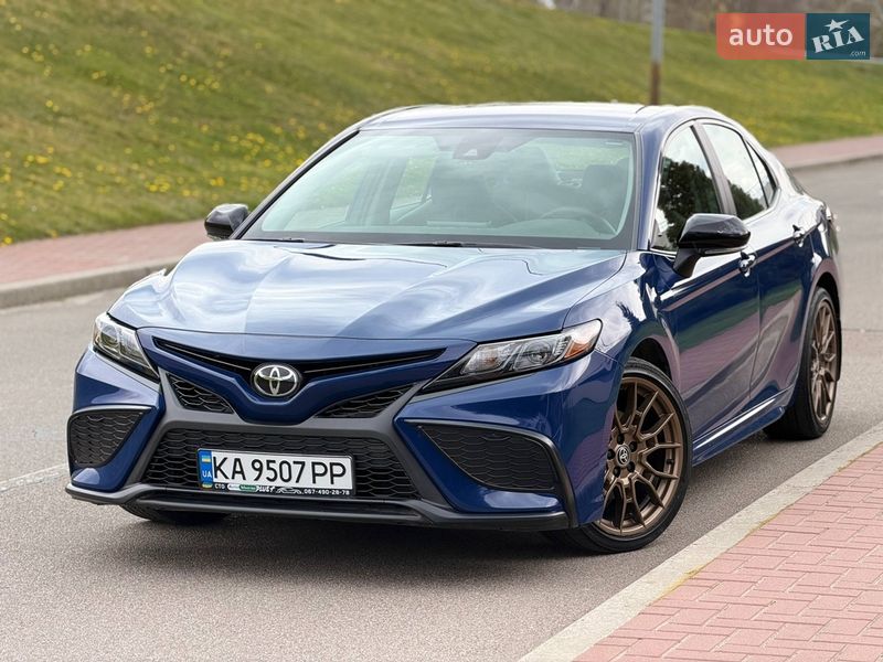 Седан Toyota Camry 2023 в Києві