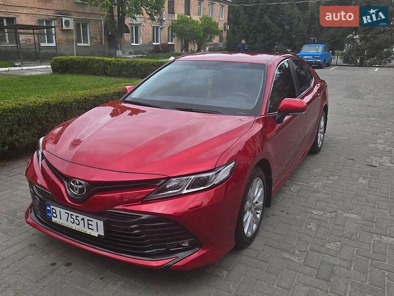 Седан Toyota Camry 2018 в Полтаве