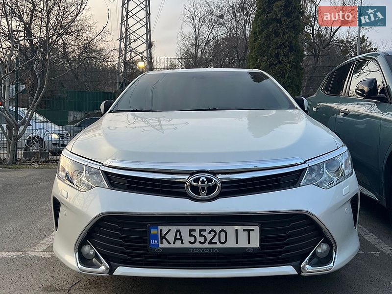 Седан Toyota Camry 2016 в Киеве