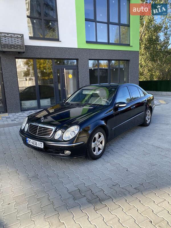 Седан Mercedes-Benz E-Class 2005 в Вараші Седан Mercedes-Benz E-Class 2005 в Вараші