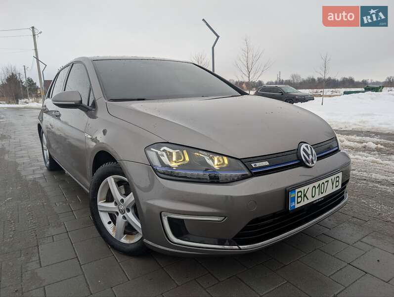 Хэтчбек Volkswagen e-Golf 2015 в Здолбунове