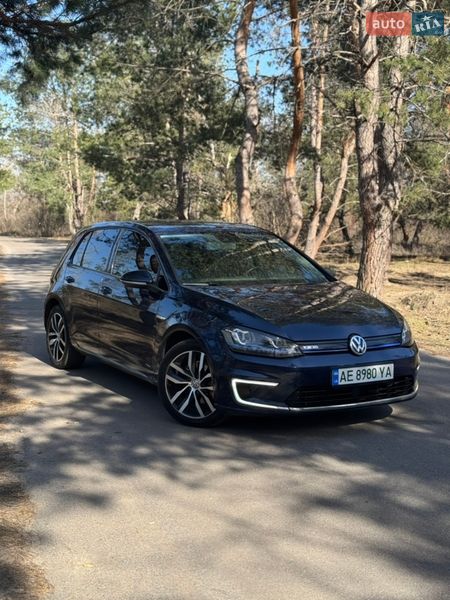 Хэтчбек Volkswagen e-Golf 2015 в Днепре Хэтчбек Volkswagen e-Golf 2015 в Днепре