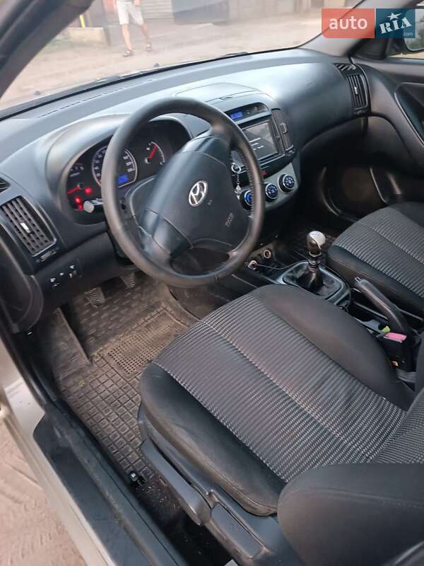 Седан Hyundai Elantra 2010 в Днепре
