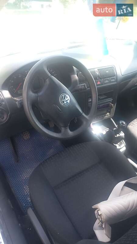 Хэтчбек Volkswagen Golf 2002 в Олевске
