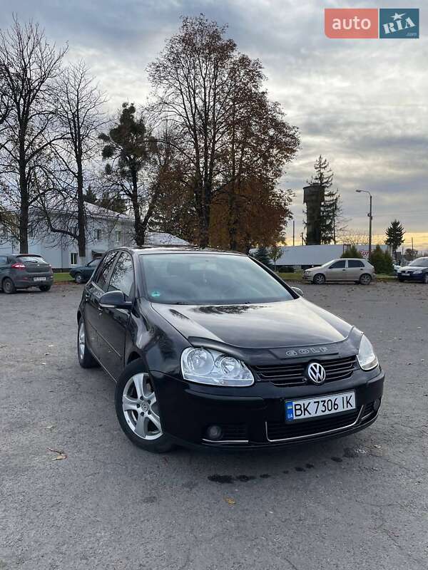 Хетчбек Volkswagen Golf 2004 в Дубні