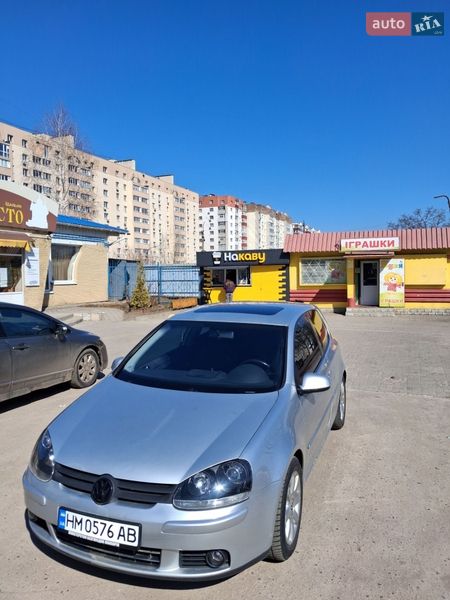 Хэтчбек Volkswagen Golf 2004 в Сумах