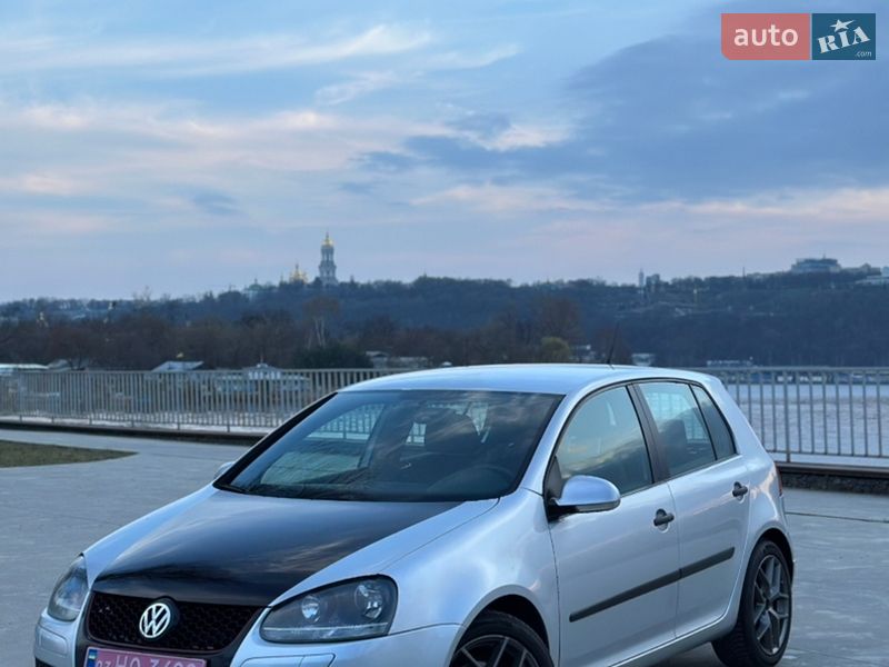 Хэтчбек Volkswagen Golf 2005 в Киеве