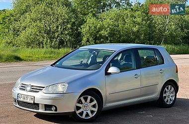Хэтчбек Volkswagen Golf 2004 в Коростене