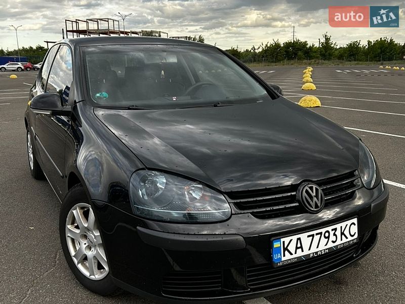 Хэтчбек Volkswagen Golf 2004 в Киеве
