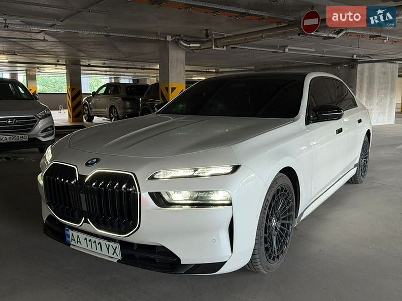 Седан BMW i7 2022 в Киеве