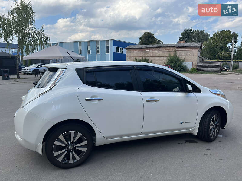 Хэтчбек Nissan Leaf 2015 в Чернигове