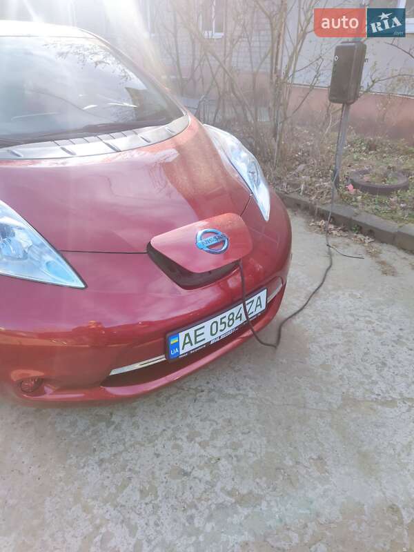 Хетчбек Nissan Leaf 2015 в Дніпрі