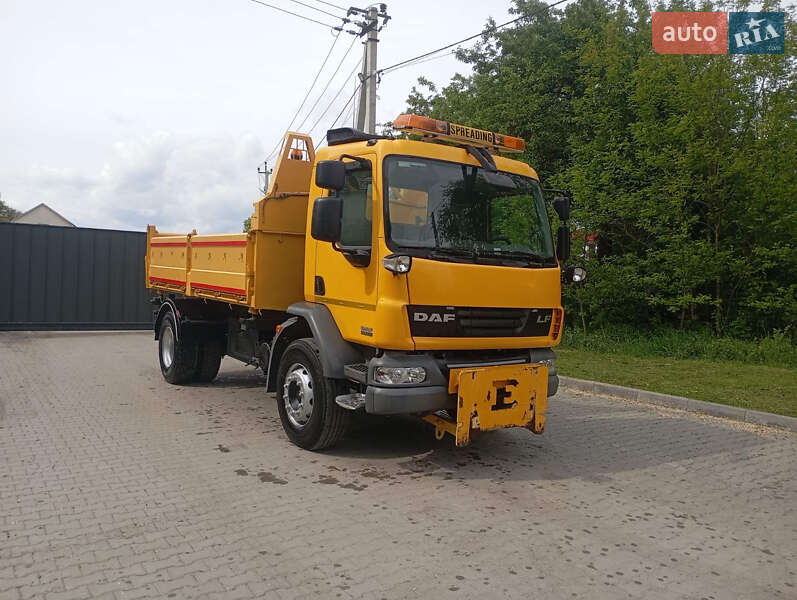 Пескоразбрасывающая машина DAF LF 2013 в Бучаче