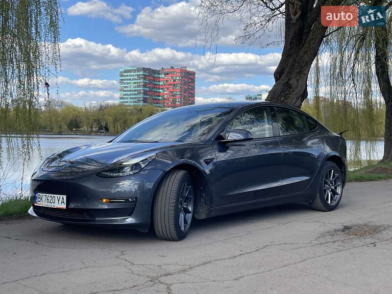 Седан Tesla Model 3 2022 в Рівному