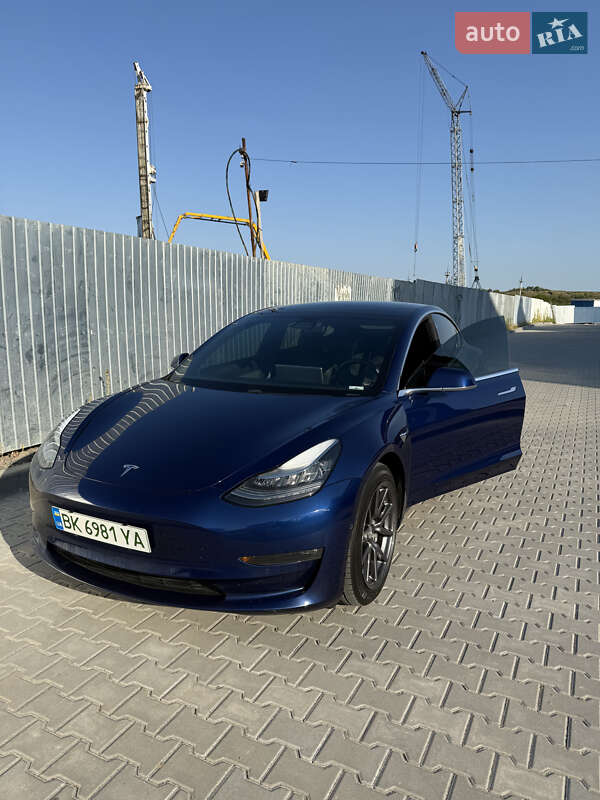 Седан Tesla Model 3 2018 в Ровно