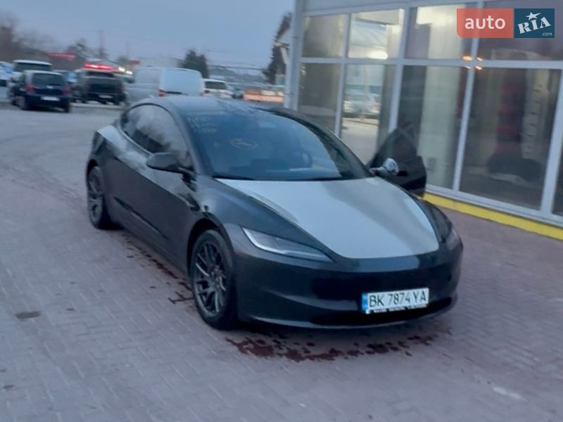 Седан Tesla Model 3 2025 в Сарнах