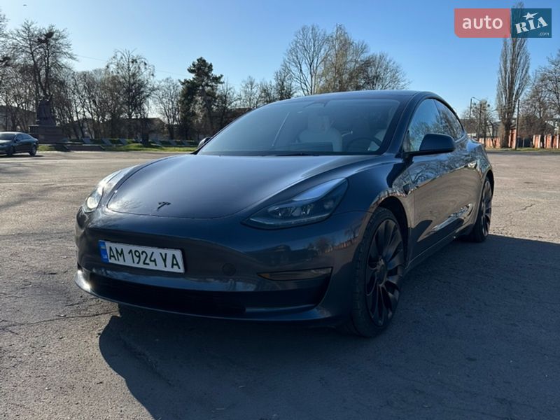 Седан Tesla Model 3 2023 в Коростене
