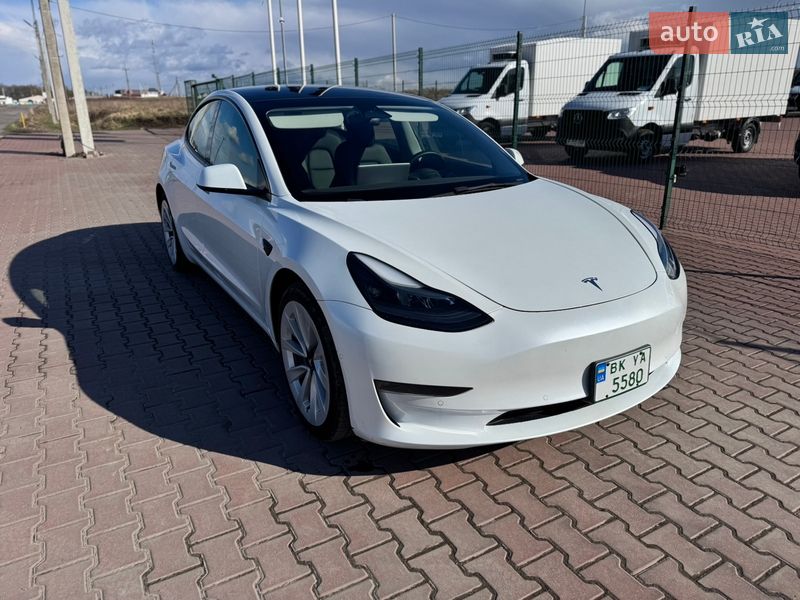 Седан Tesla Model 3 2022 в Ровно