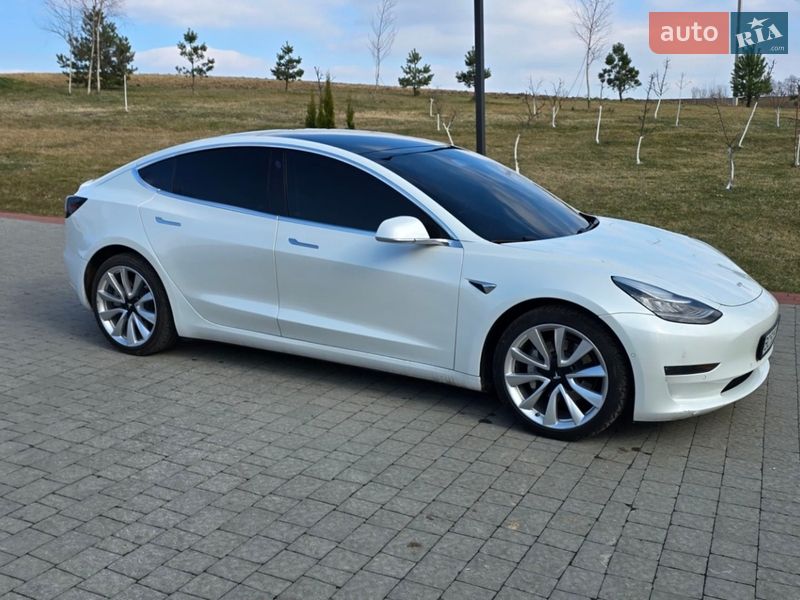Седан Tesla Model 3 2020 в Львове