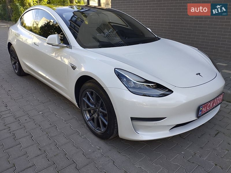 Седан Tesla Model 3 2018 в Ужгороді
